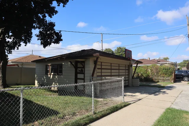 $2,850 | 2900 West 101st Place, Evergreen Park, IL 60805