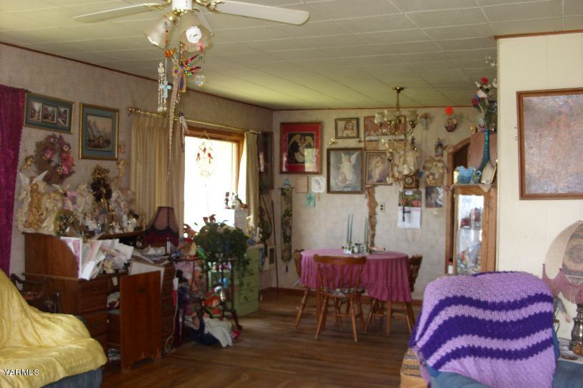 860 Franklin Road Tieton, WA 98947 - Photo 2 of 9 a living room with furniture and a chandelier