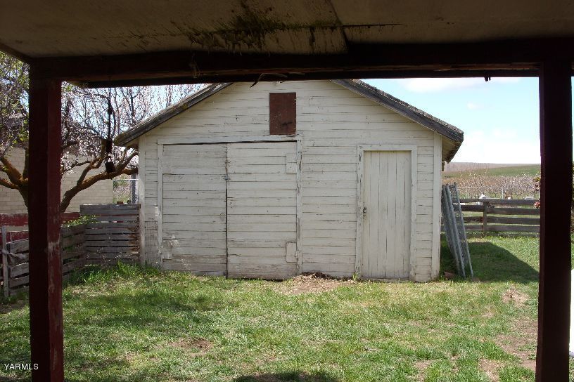 860 Franklin Road Tieton, WA 98947 - Photo 6 of 9 a backyard of a house
