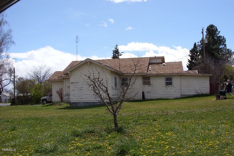 860 Franklin Road Tieton, WA 98947 - Photo 8 of 9 a view of a house with a yard