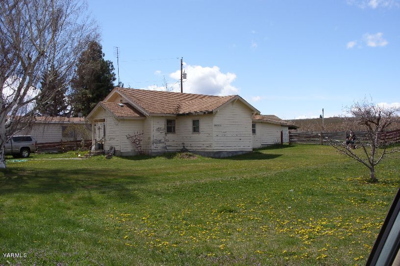 860 Franklin Road Tieton, WA 98947 - Photo 9 of 9 a view of a house with a backyard