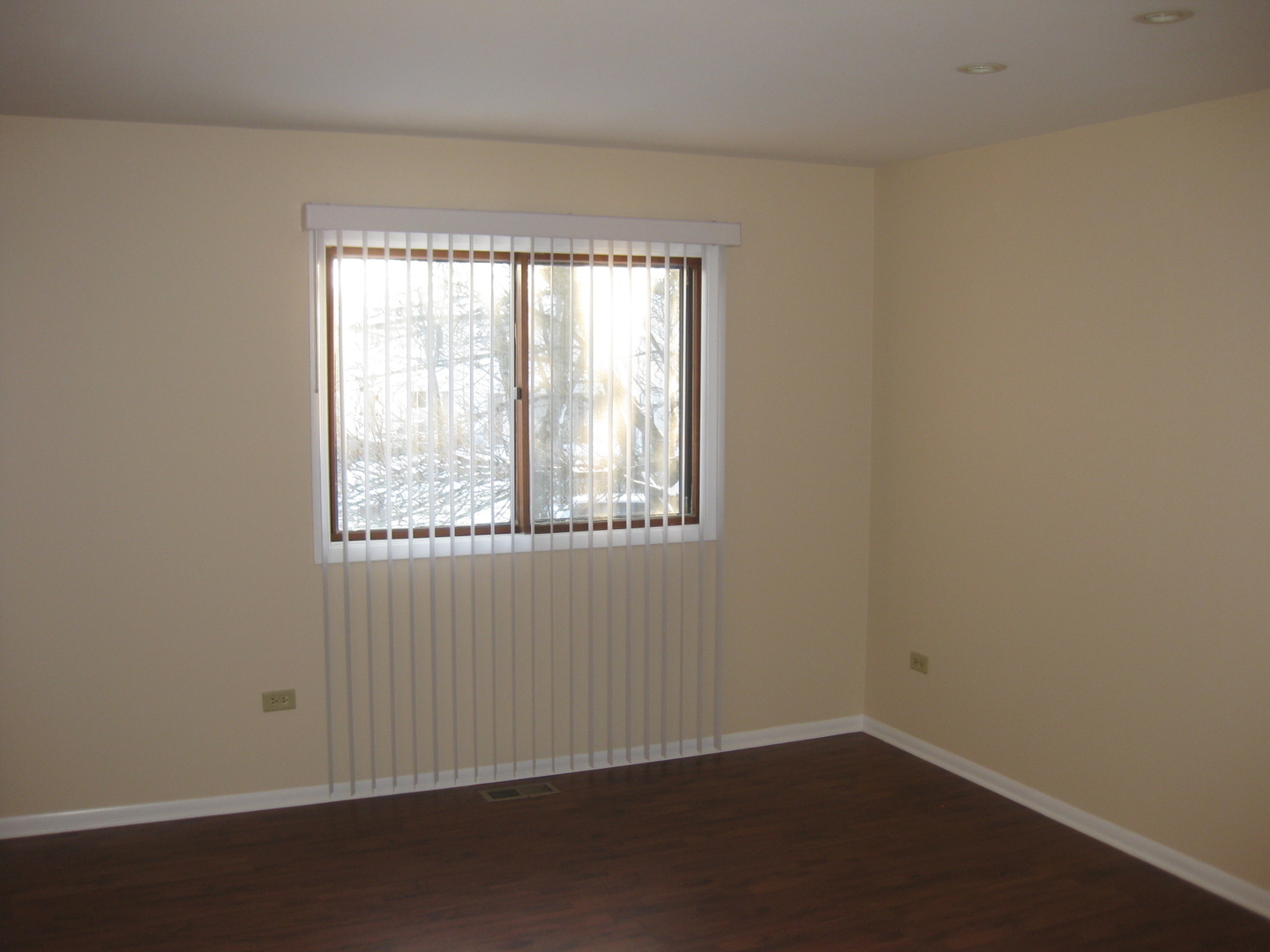 429 Pacific Court Wheeling, IL 60090 - Photo 9 of 16 an empty room with a window