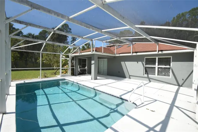 a view of a house with backyard