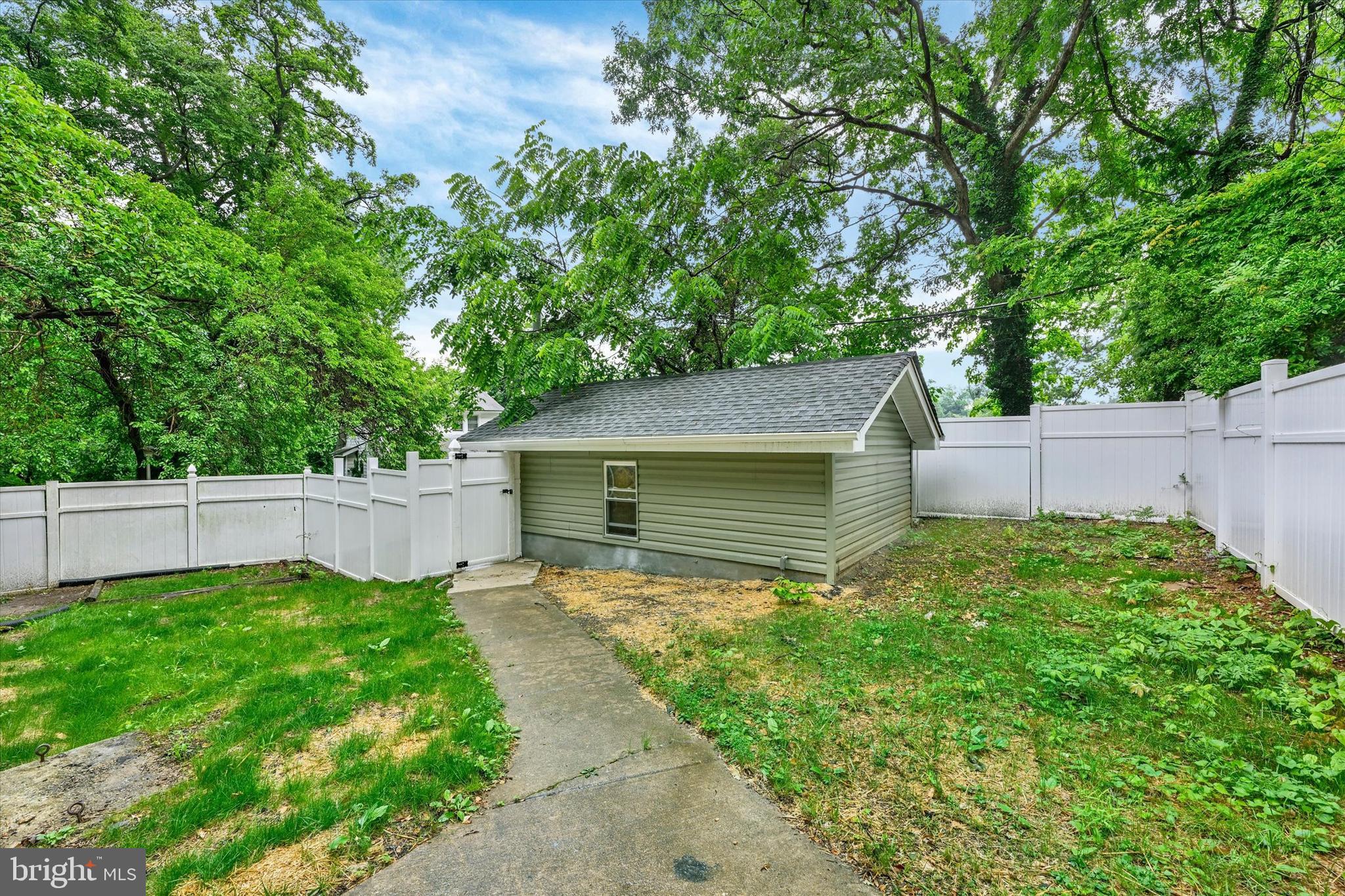 2807 Lawina Road Baltimore, MD 21216 - Photo 38 of 40