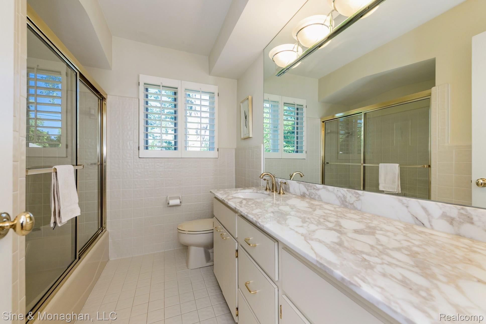336 South Cranbrook Cross Road Bloomfield Hills, MI 48301 - Photo 20 of 40 Full main bath with marble counter, Plantation shutters