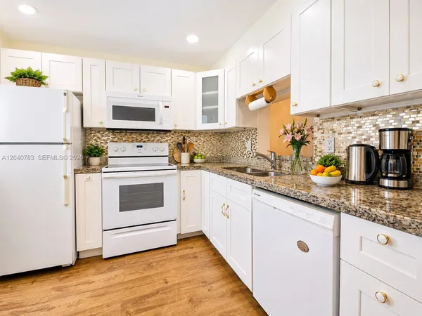 $1,759 | 300 Northeast 12th Avenue, Unit 606, Hallandale Beach, FL 33009