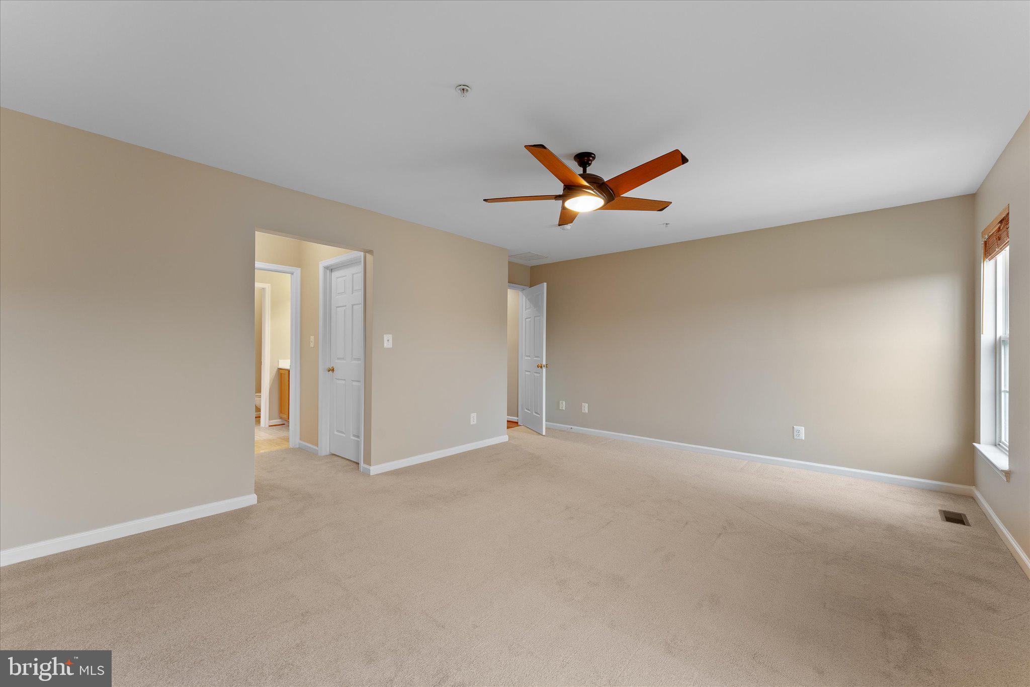 6696 Stream View Lane Warrenton, VA 20187 - Photo 27 of 57 an empty room with window and ceiling fan