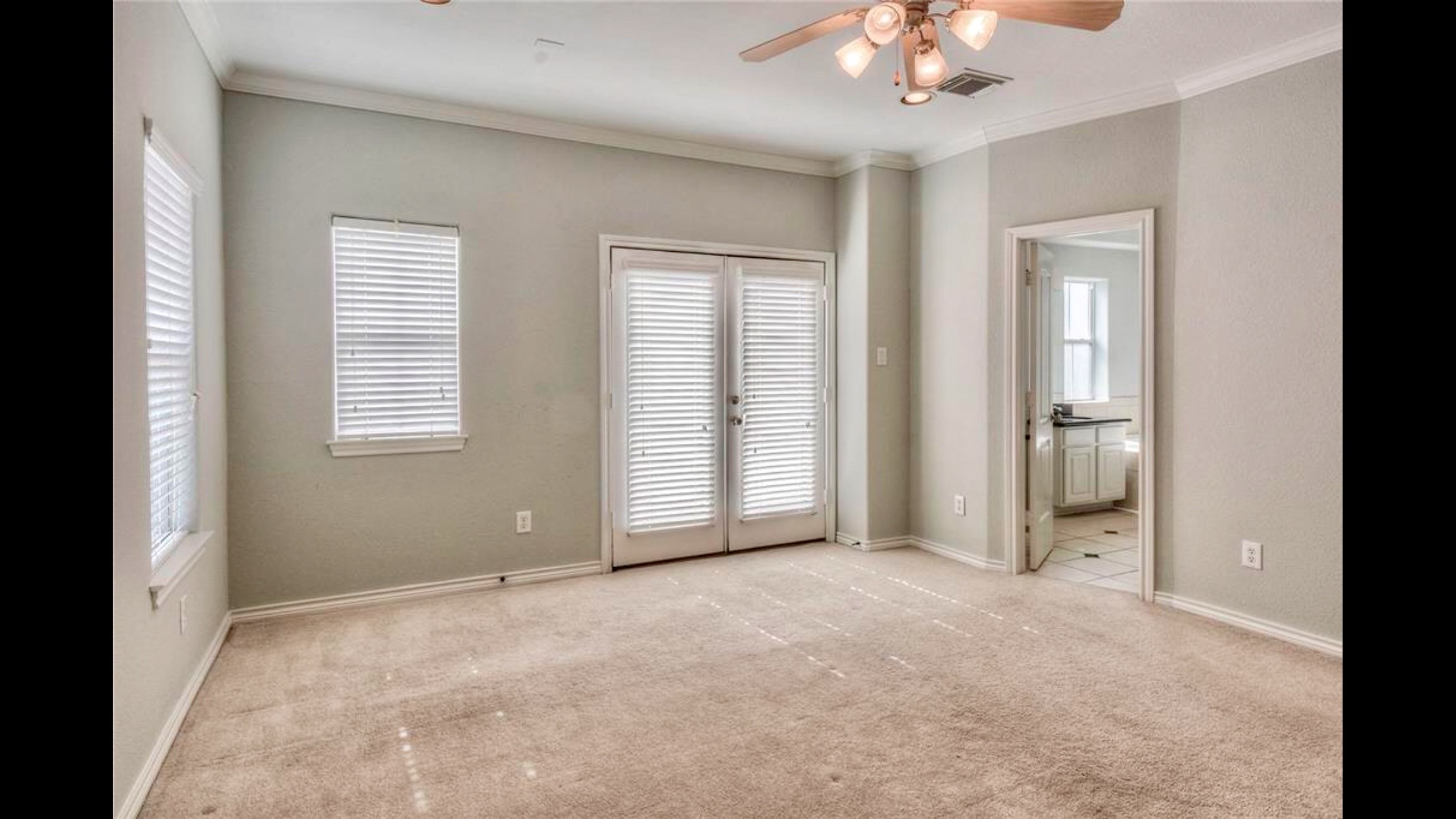 5415 Kansas Street Houston, TX 77007 - Photo 5 of 10 an empty room with windows and closet