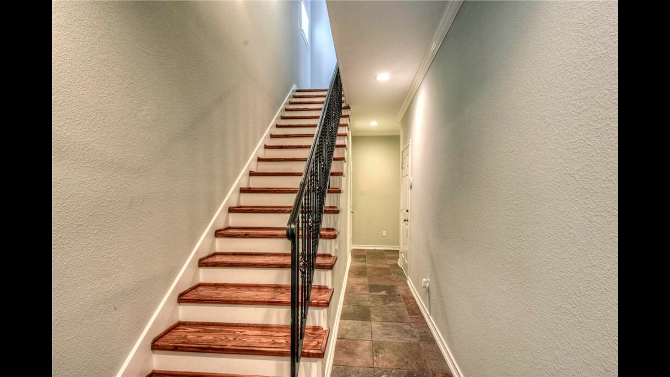 5415 Kansas Street Houston, TX 77007 - Photo 8 of 10 a view of entryway with wooden floor