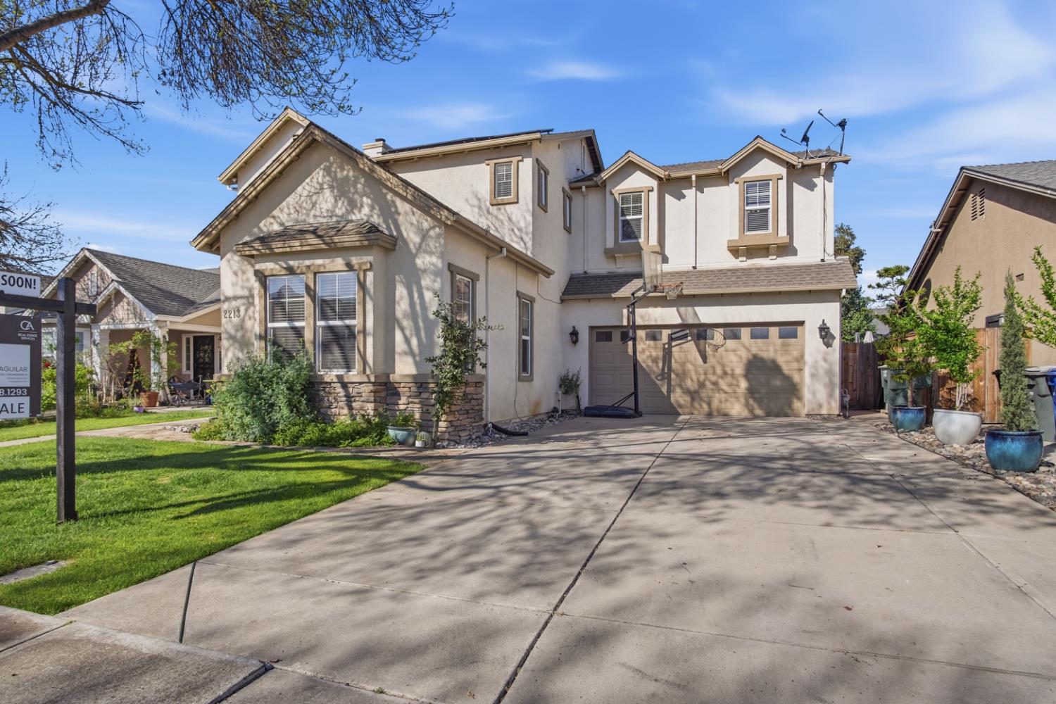 2213 Lionudakis Court Modesto, CA 95355 - Photo 3 of 38 front view of a house with a yard