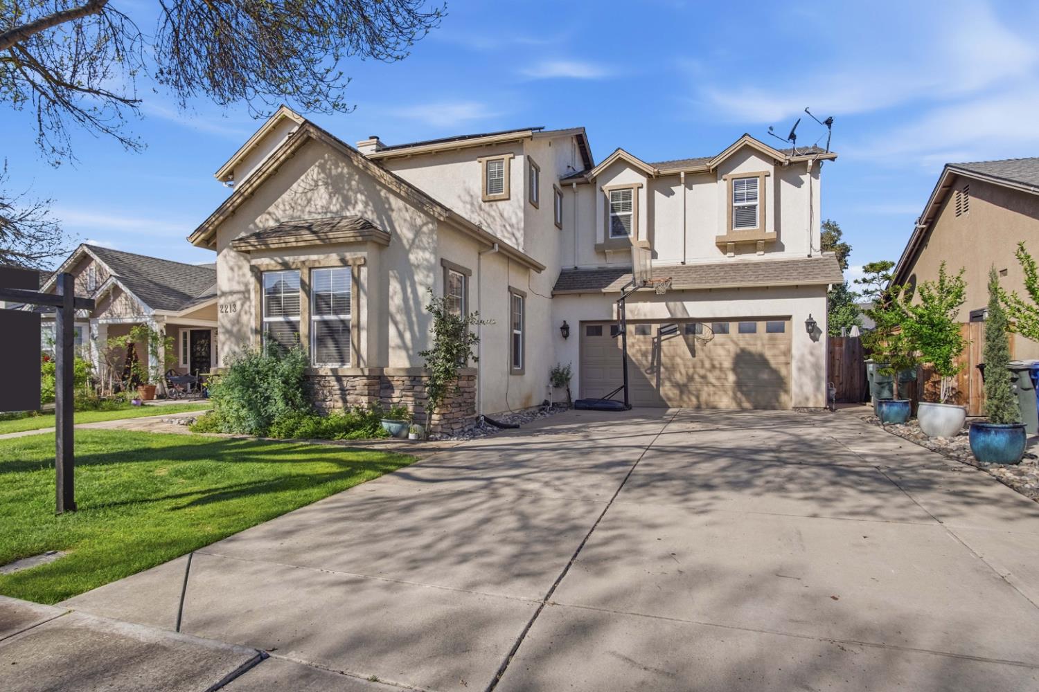 2213 Lionudakis Court Modesto, CA 95355 - Photo 4 of 38 front view of a house with a yard