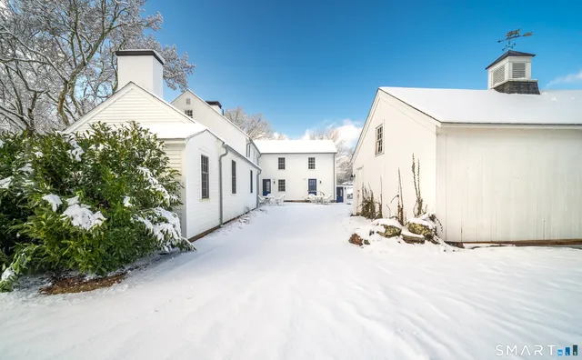 a view of a yard with a house