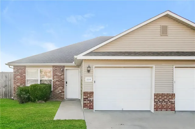 $1,430 | 210 Palmer Court, Pleasant Hill, MO 64080