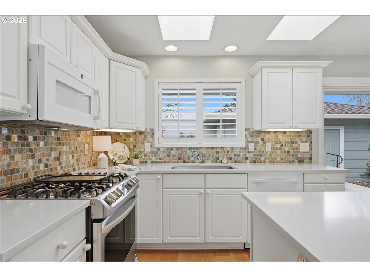 32231 Southwest Boones Bend Road Wilsonville, OR 97070 - Photo 11 of 43 Kitchen
