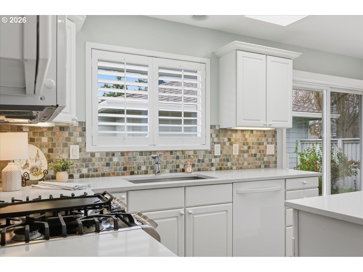 32231 Southwest Boones Bend Road Wilsonville, OR 97070 - Photo 12 of 43 Kitchen