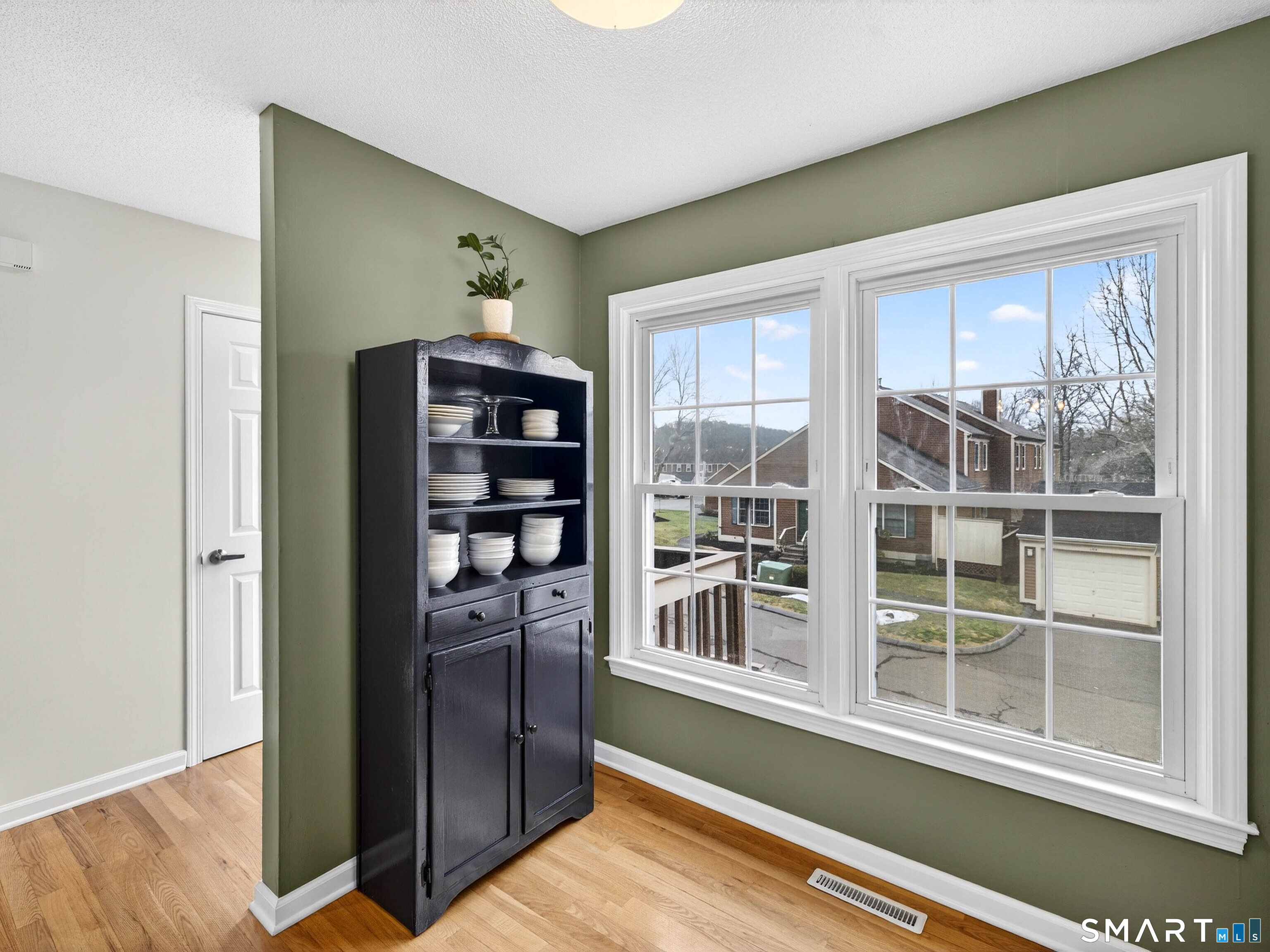 102 Foxbridge Village Road, Unit 102 Branford, CT 06405 - Photo 8 of 38 Space for breakfast nook if desired
