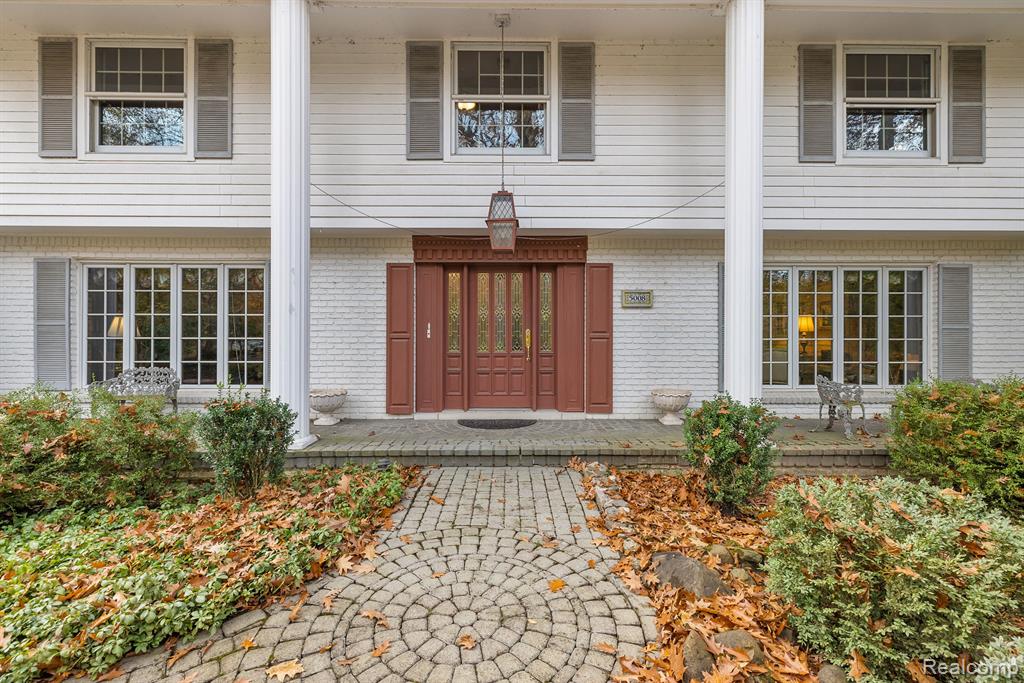 5008 Arrowhead Road West Bloomfield, MI 48323 - Photo 3 of 38 Gallery Image 3