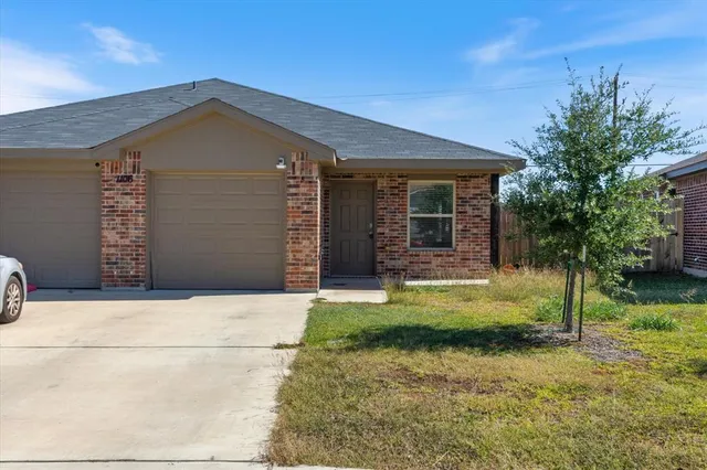 a view of back yard of the house