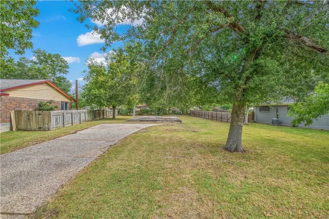 a view of a house with a backyard