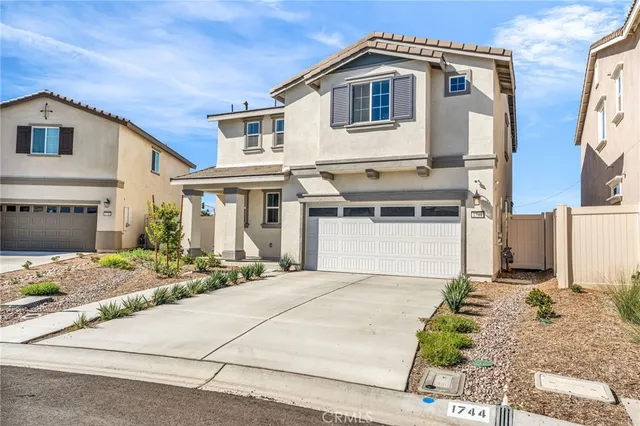 a picture of a wall with a white wall