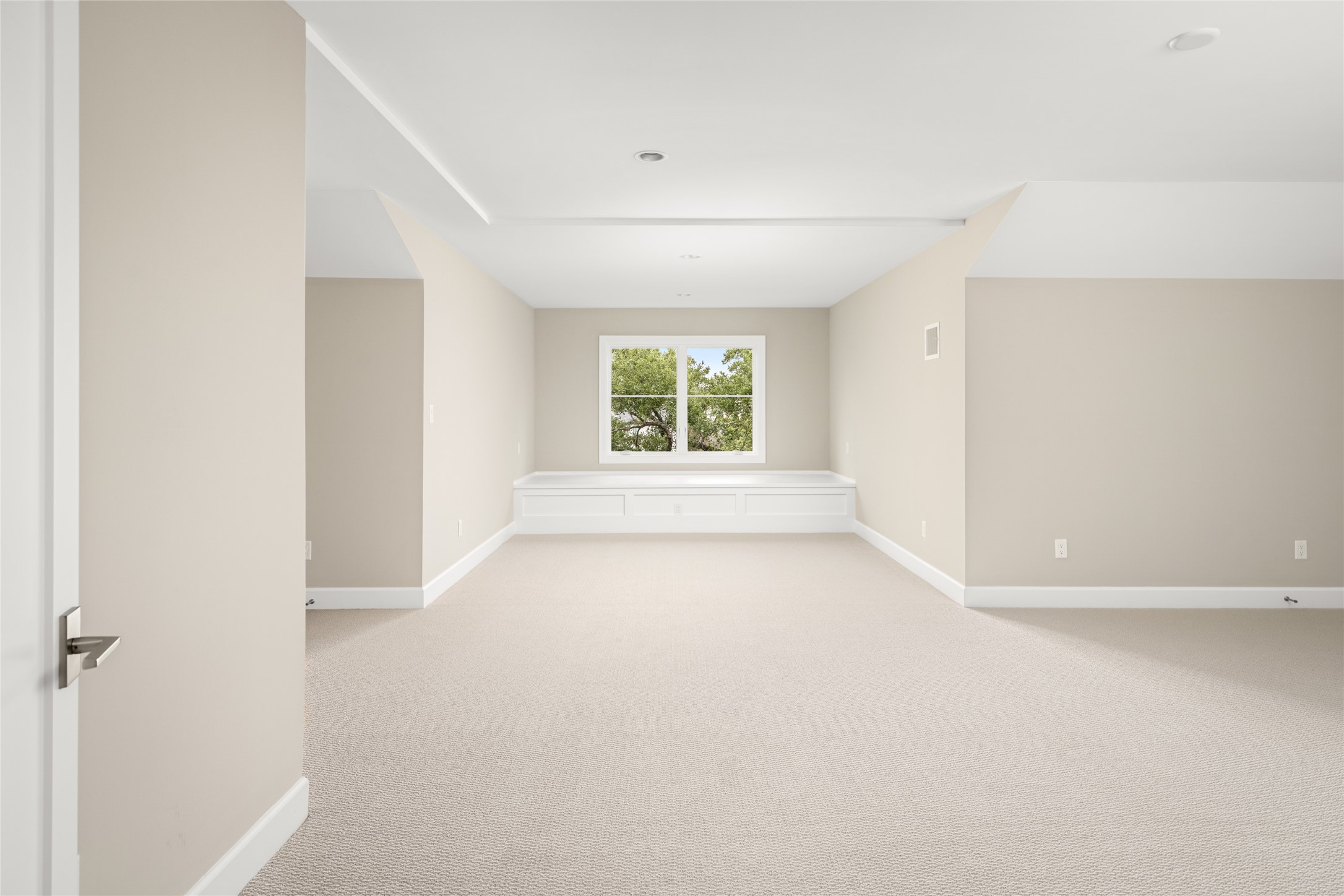 4006 Overbrook Lane Houston, TX 77027 - Photo 41 of 50 A thoughtfully designed third-floor retreat featuring a flexible footprint and a cozy window seat framed by treetop views.