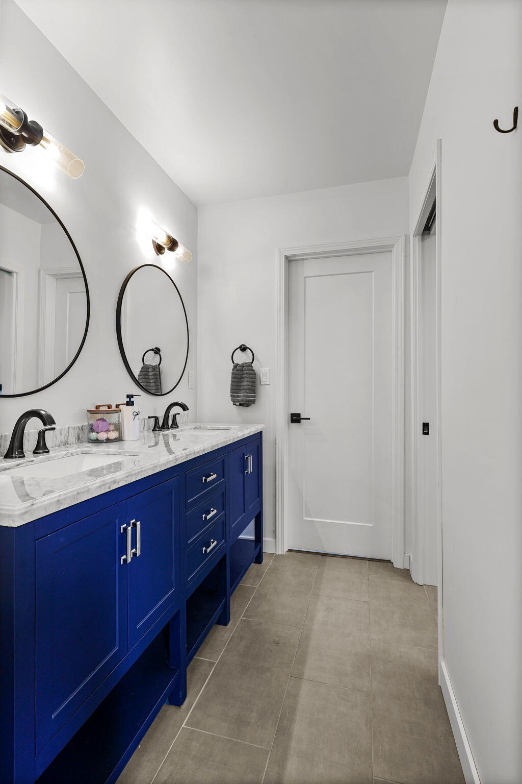 7128 Happy Valley Road Anderson, CA 96007 - Photo 18 of 48 Jack & Jill Bathroom