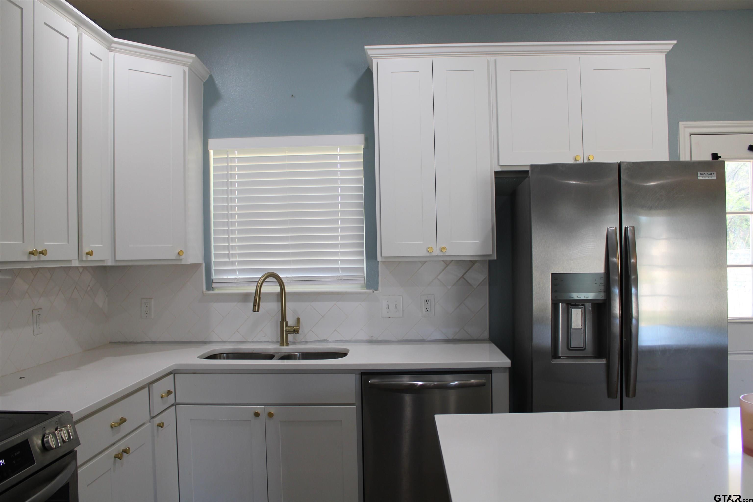 14965 Turtle Crk Rnch Road Flint, TX 75762 - Photo 4 of 26 a kitchen with a sink and refrigerator