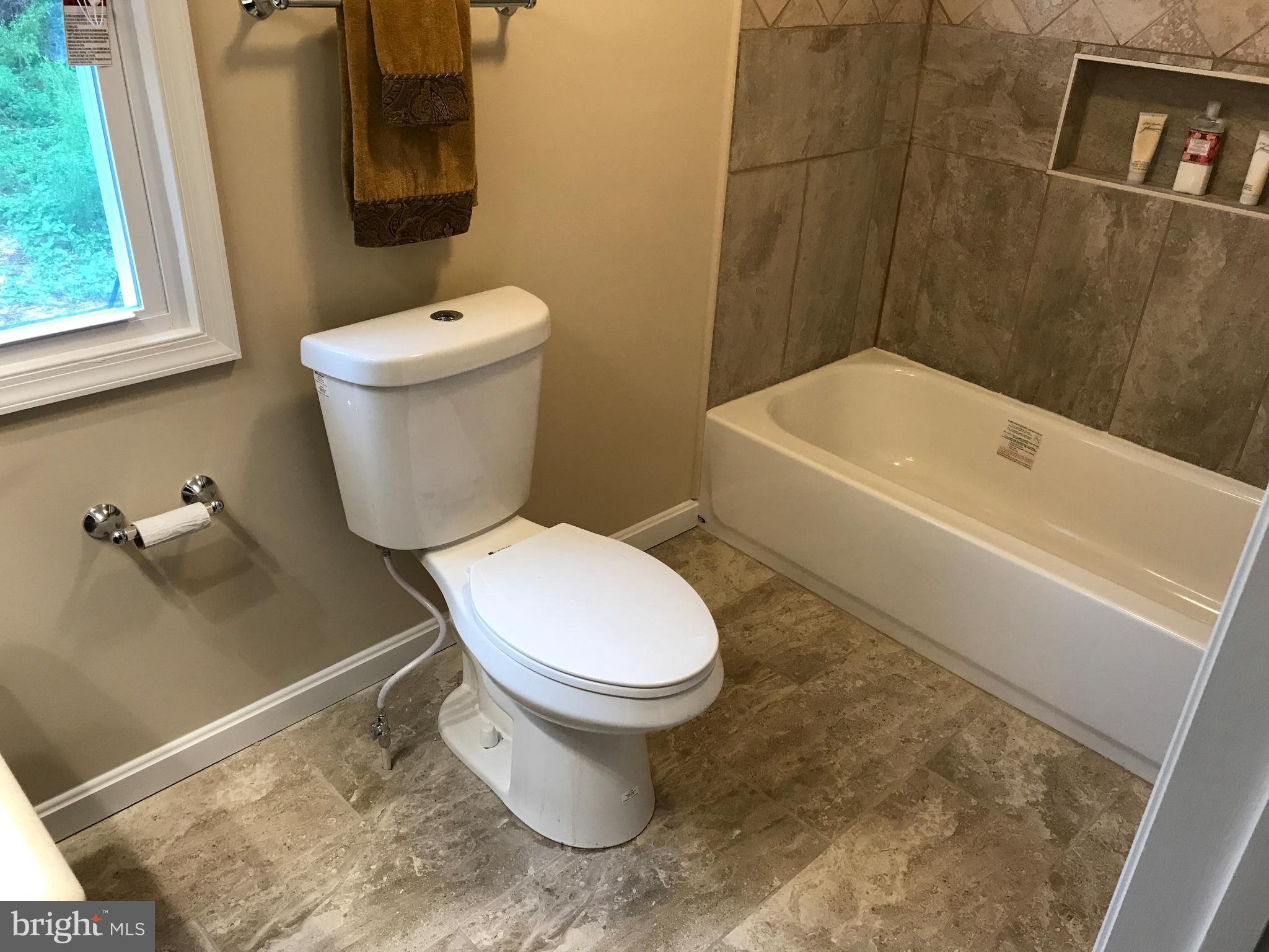 3905 Ridgecroft Road Baltimore, MD 21206 - Photo 10 of 30 Upstairs full bath