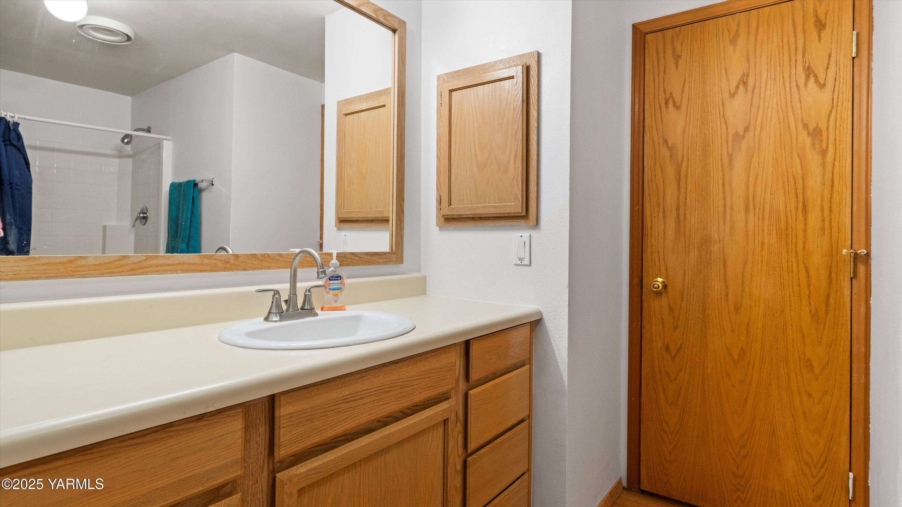 1200 Euclid Street, Unit 76 Grandview, WA 98930 - Photo 16 of 25 a bathroom with a sink and a mirror