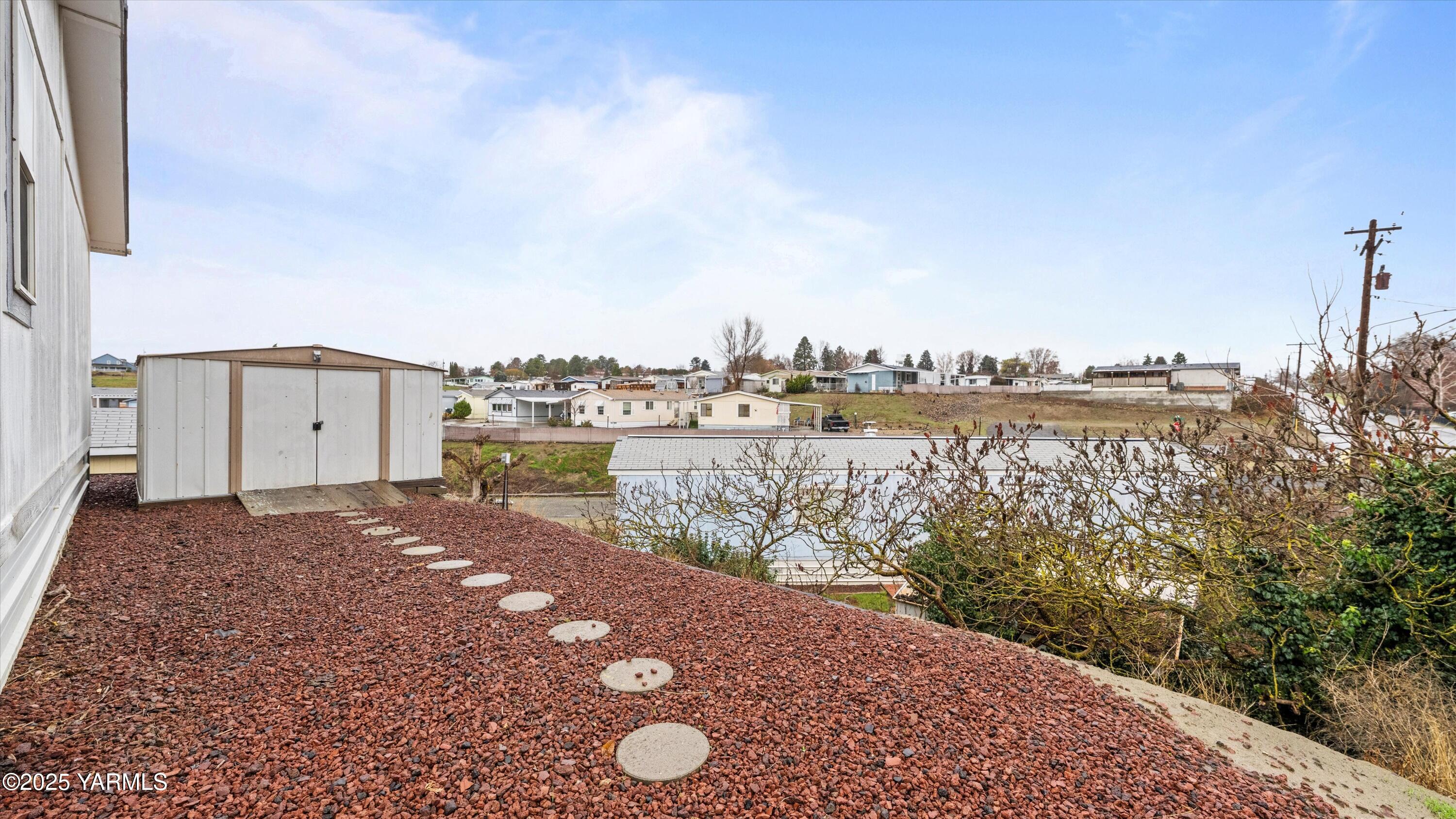 1200 Euclid Street, Unit 76 Grandview, WA 98930 - Photo 4 of 25 a view of a lake with houses