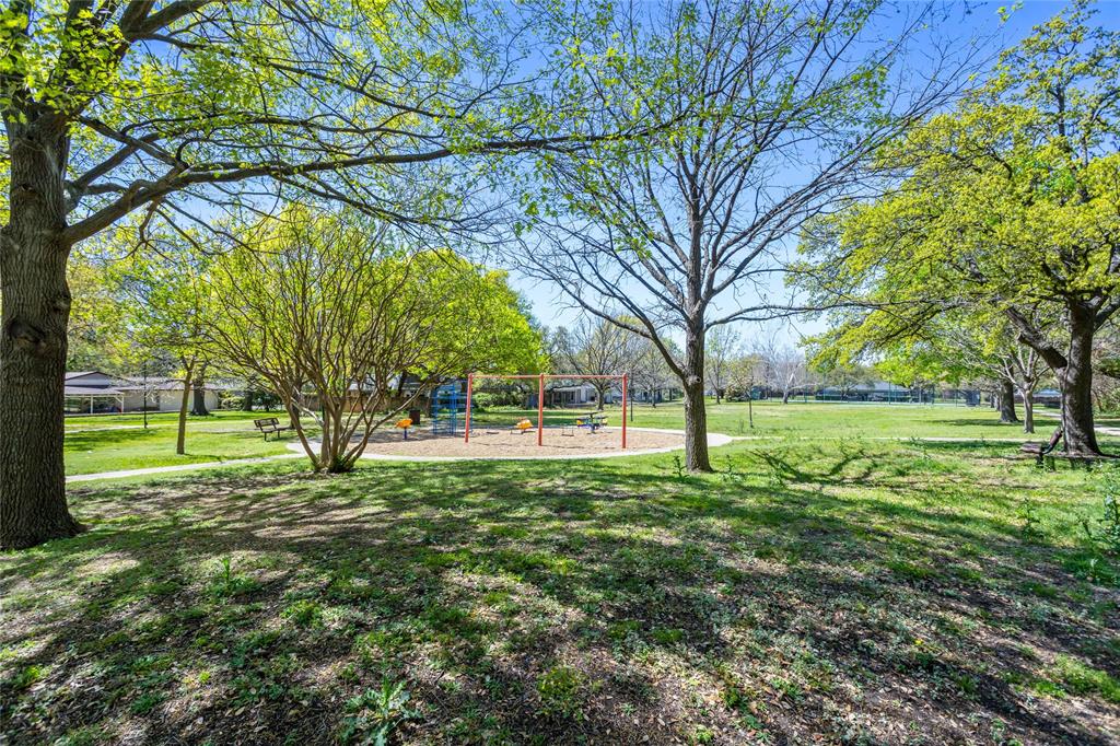 15721 Mapleview Circle Dallas, TX 75248 - Photo 36 of 40 a view of yard with tree s