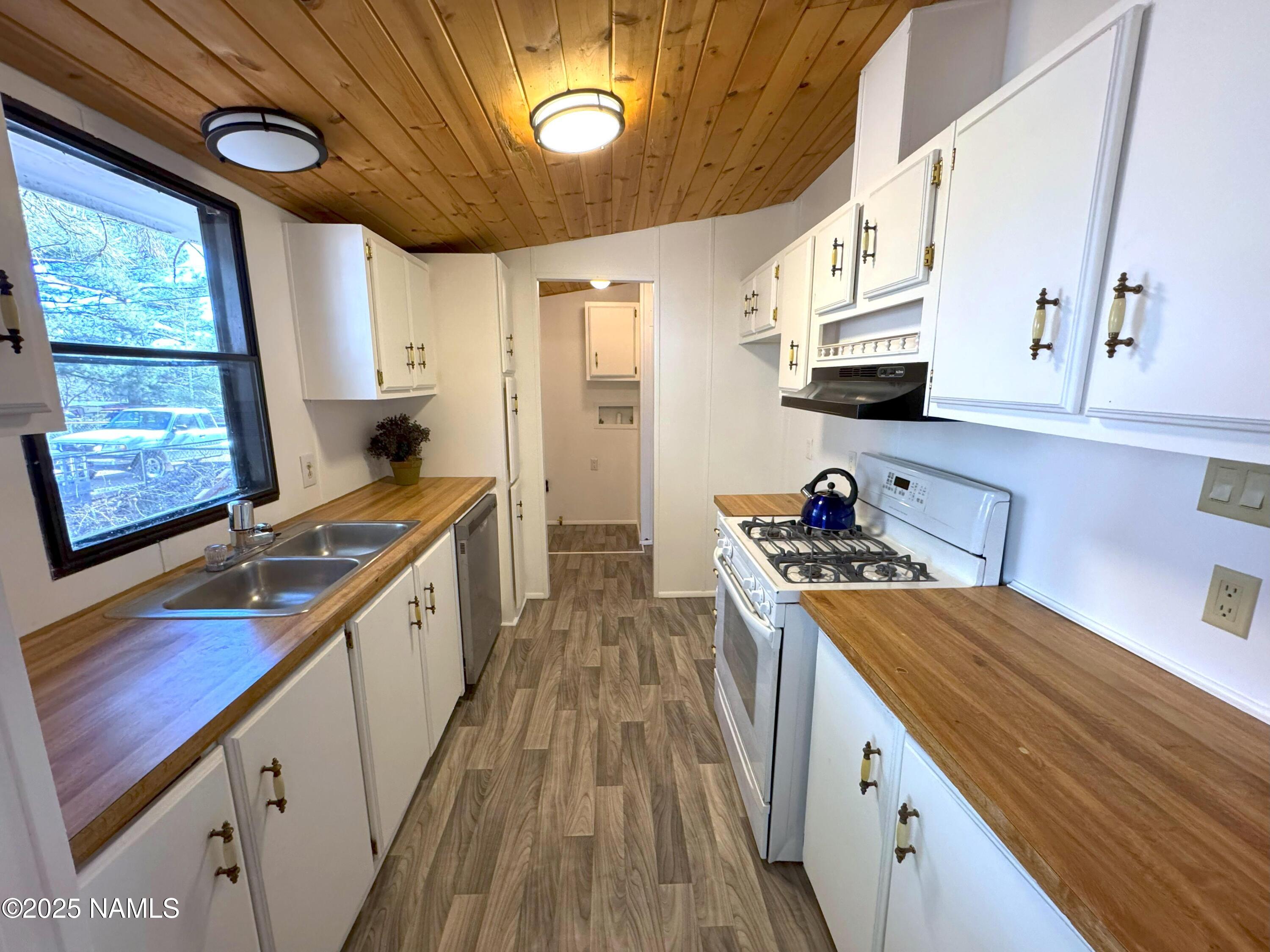 3258 Mesa Trail Flagstaff, AZ 86005 - Photo 8 of 35 kitchen2