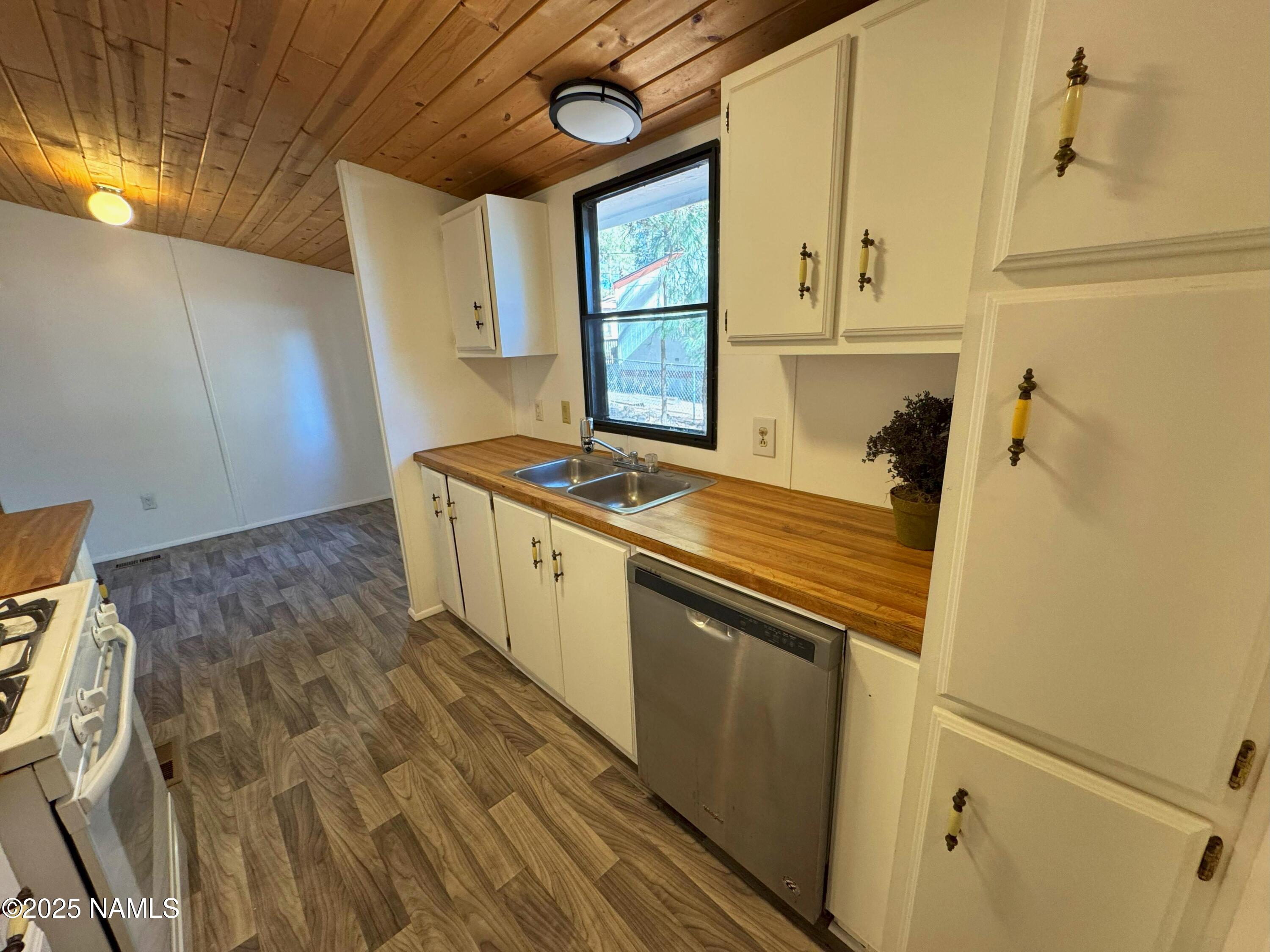 3258 Mesa Trail Flagstaff, AZ 86005 - Photo 9 of 35 kitchen4