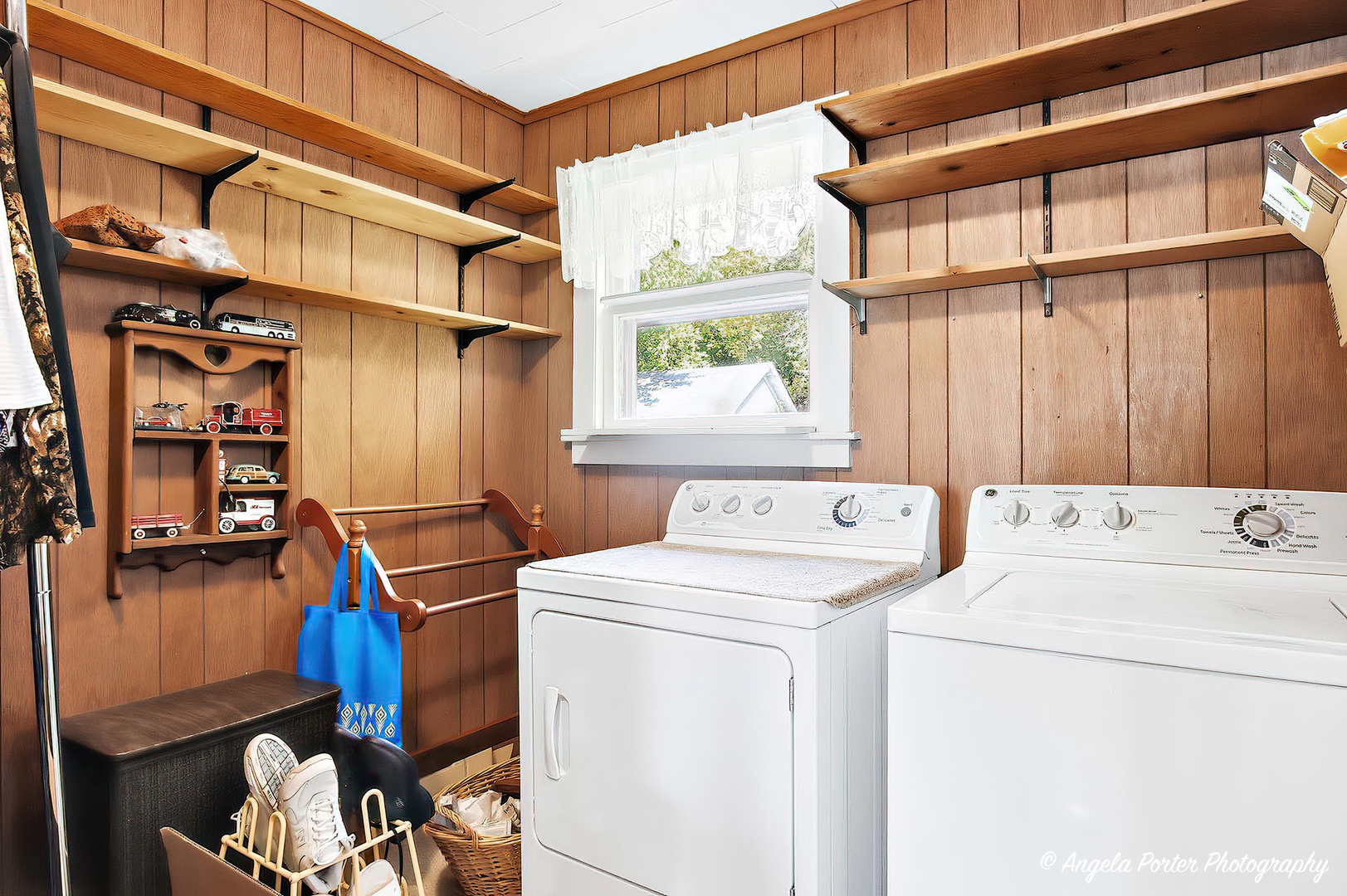 814 North River Road McHenry, IL 60051 - Photo 11 of 39 a utility room with dryer and washer