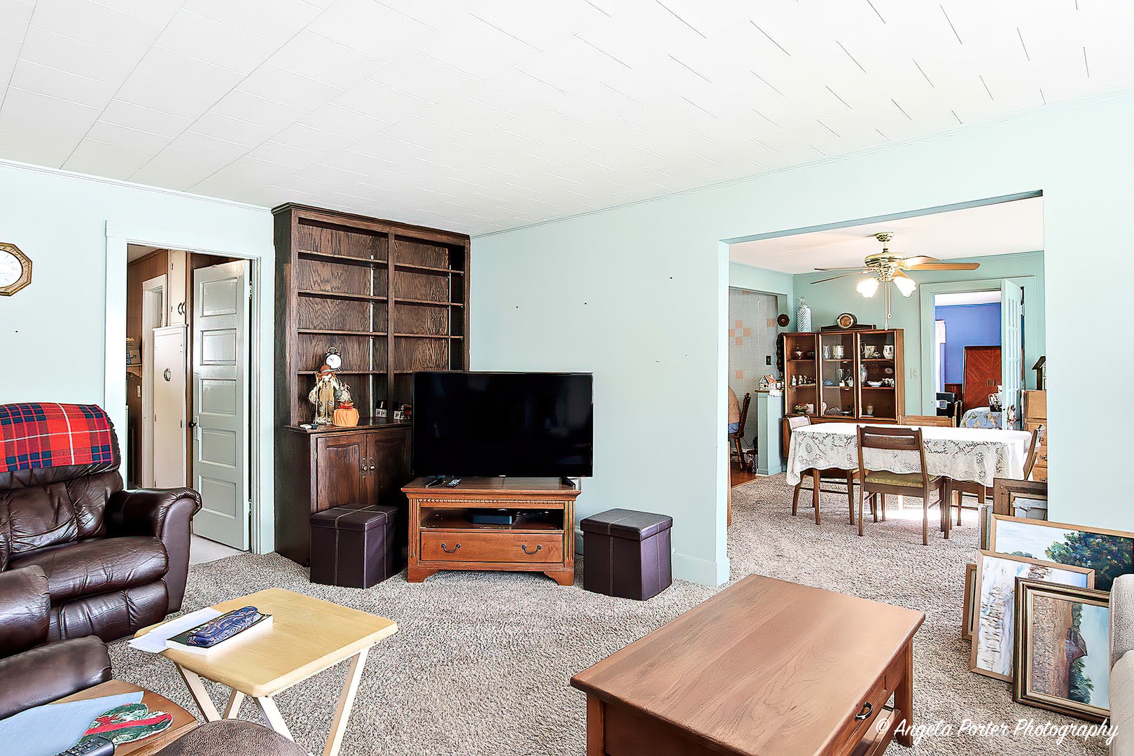 814 North River Road McHenry, IL 60051 - Photo 17 of 39 a living room with furniture and a flat screen tv