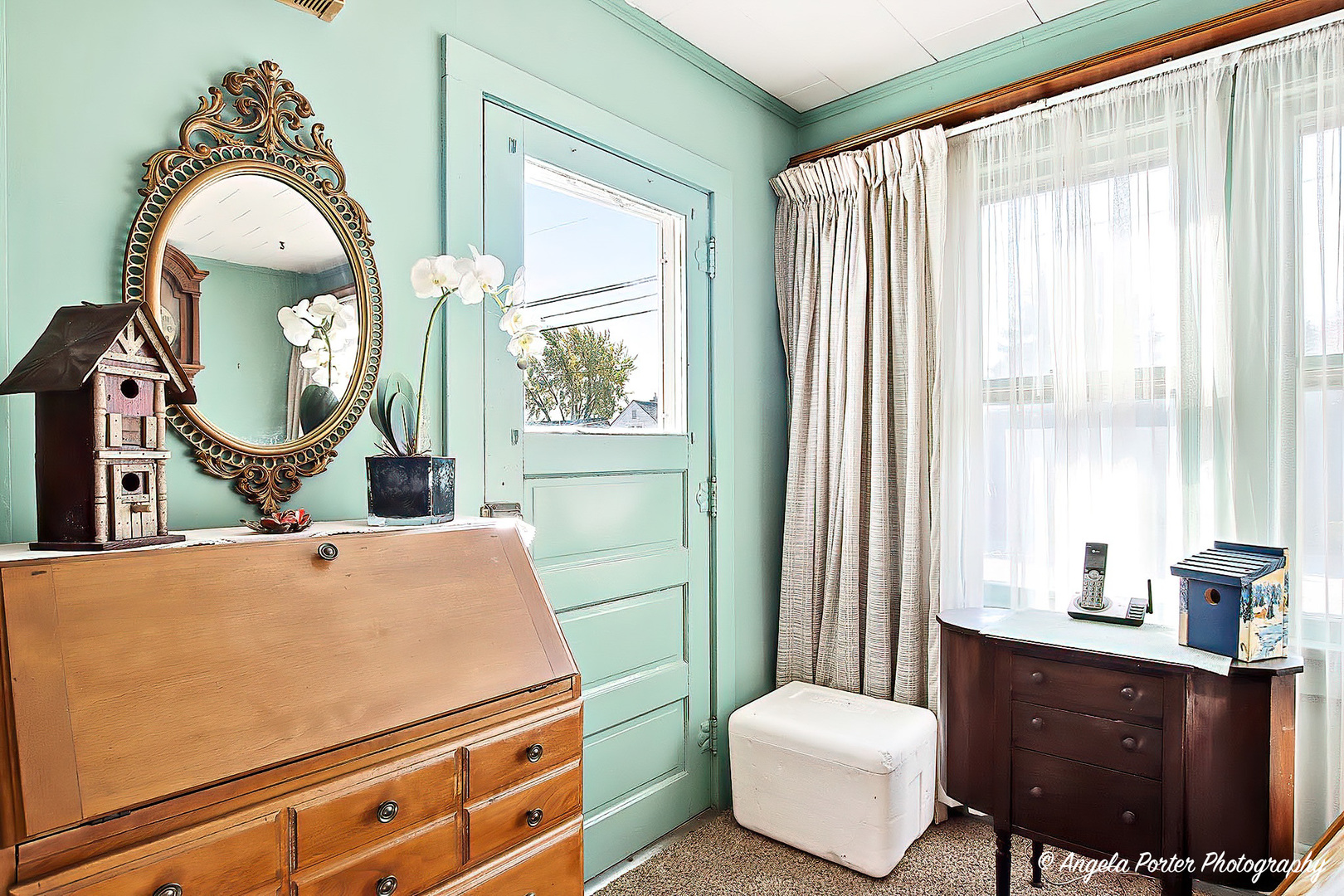 814 North River Road McHenry, IL 60051 - Photo 2 of 39 a living room with furniture and a mirror