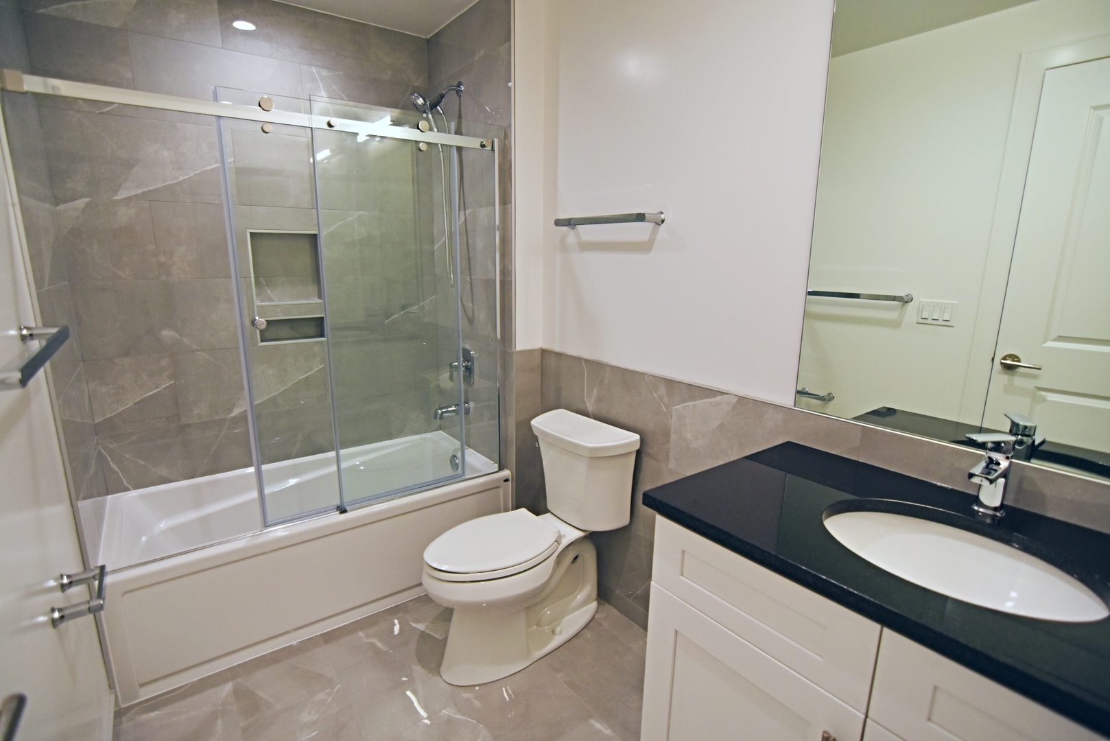 3833 North Broadway, Unit 512 Chicago, IL 60613 - Photo 11 of 12