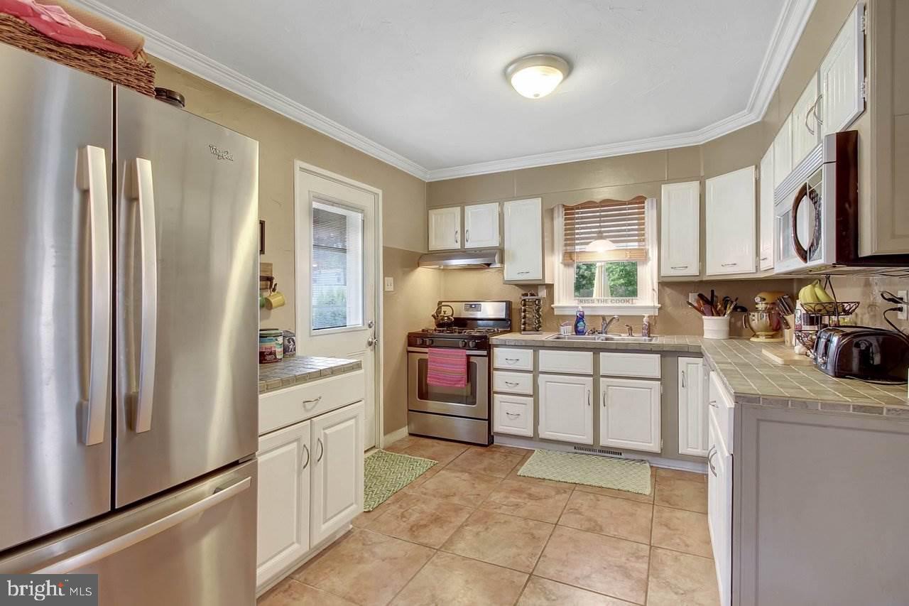 344 Edgewood Road York, PA 17402 - Photo 7 of 25 Gallery Image 7