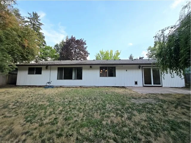 a view of a house with a yard