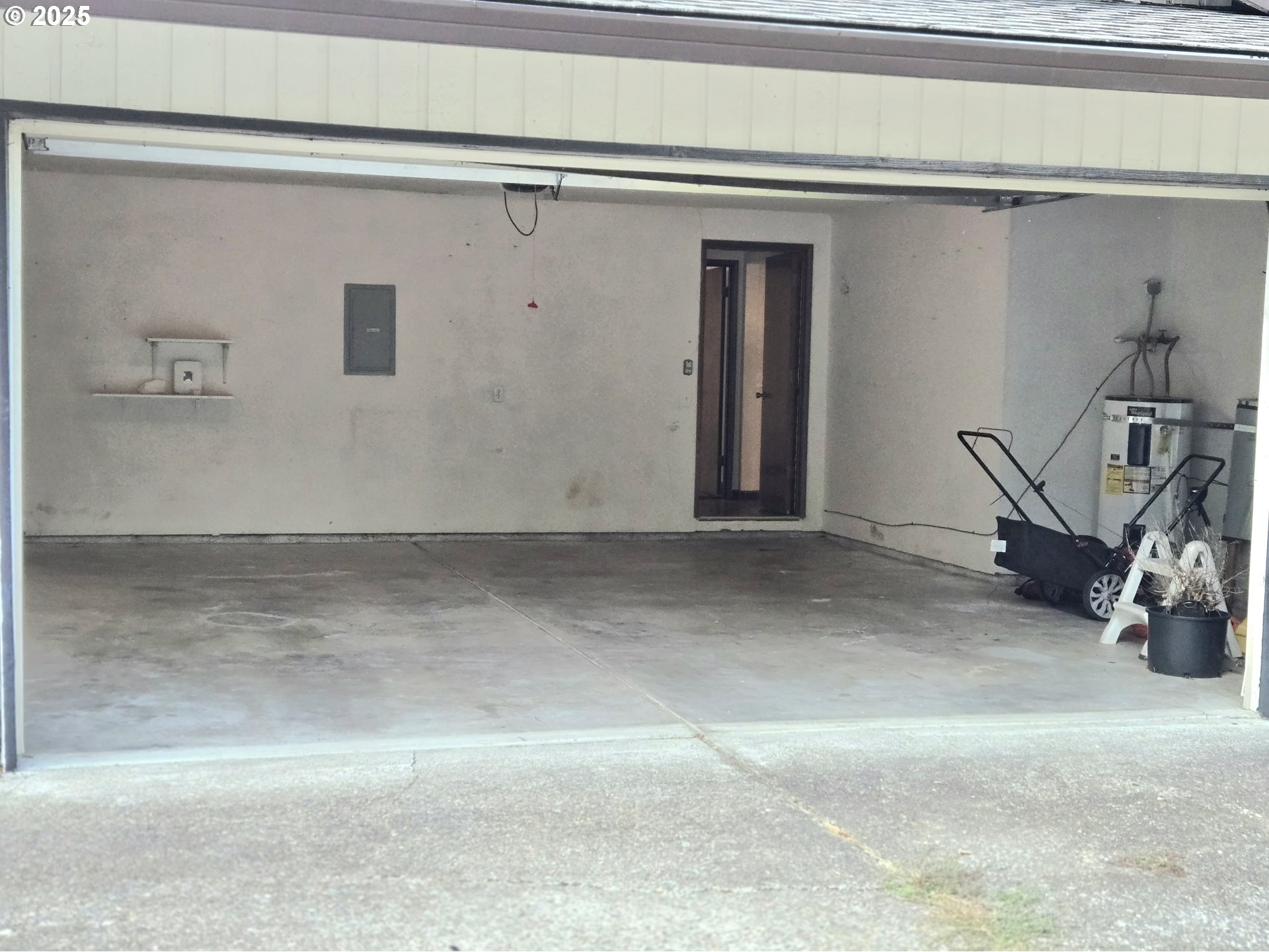 20675 Southwest Rosa Drive Beaverton, OR 97078 - Photo 38 of 40 a view of a garage