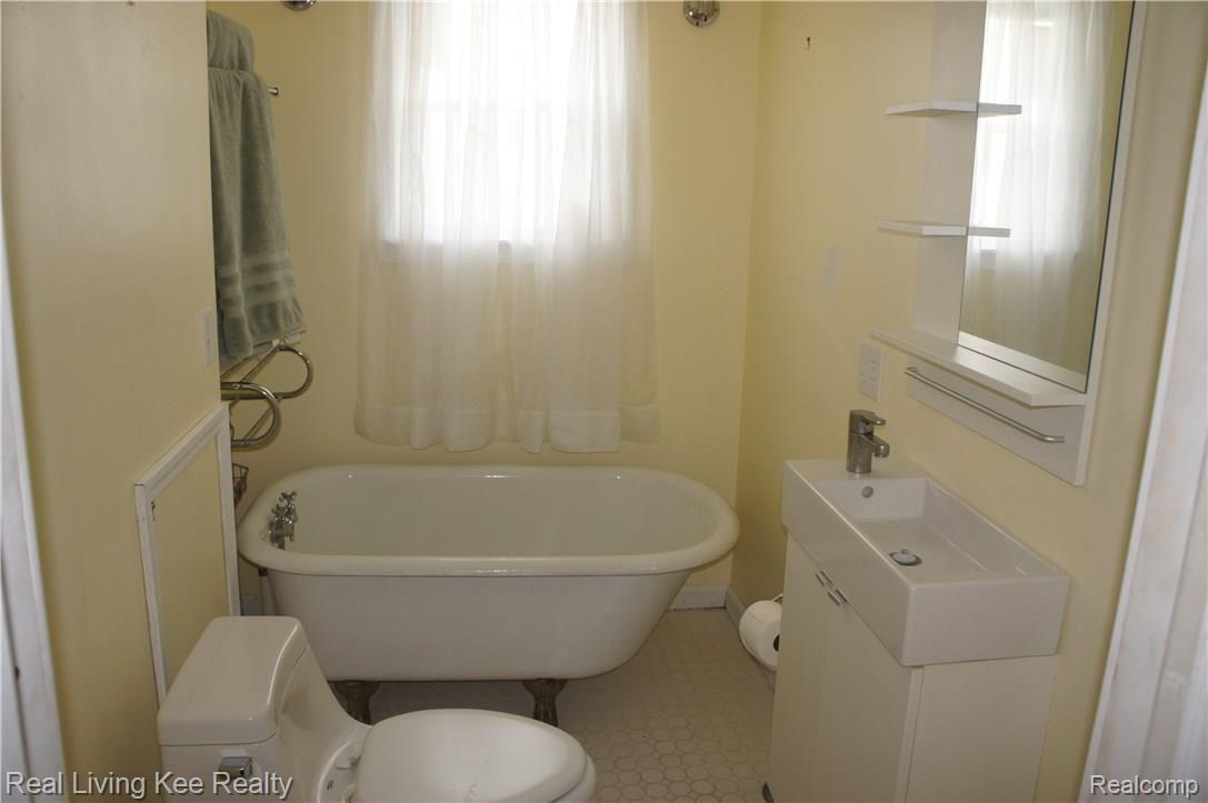 3855 Mildred Avenue Rochester, MI 48309 - Photo 16 of 29 First floor bathroom
