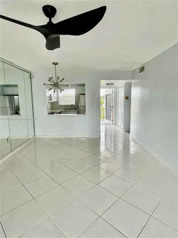 $1,400 | 8280 Sunrise Lakes Boulevard, Unit 307, Sunrise, FL 33322