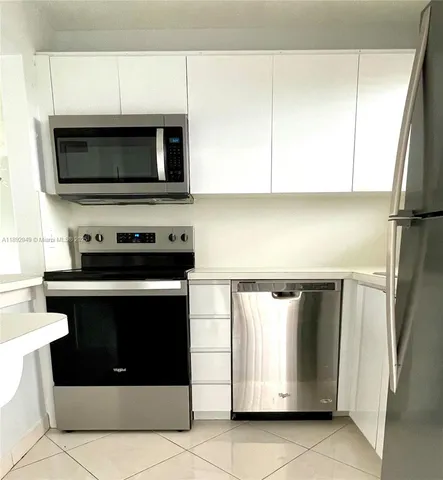 $1,400 | 8280 Sunrise Lakes Boulevard, Unit 307, Sunrise, FL 33322