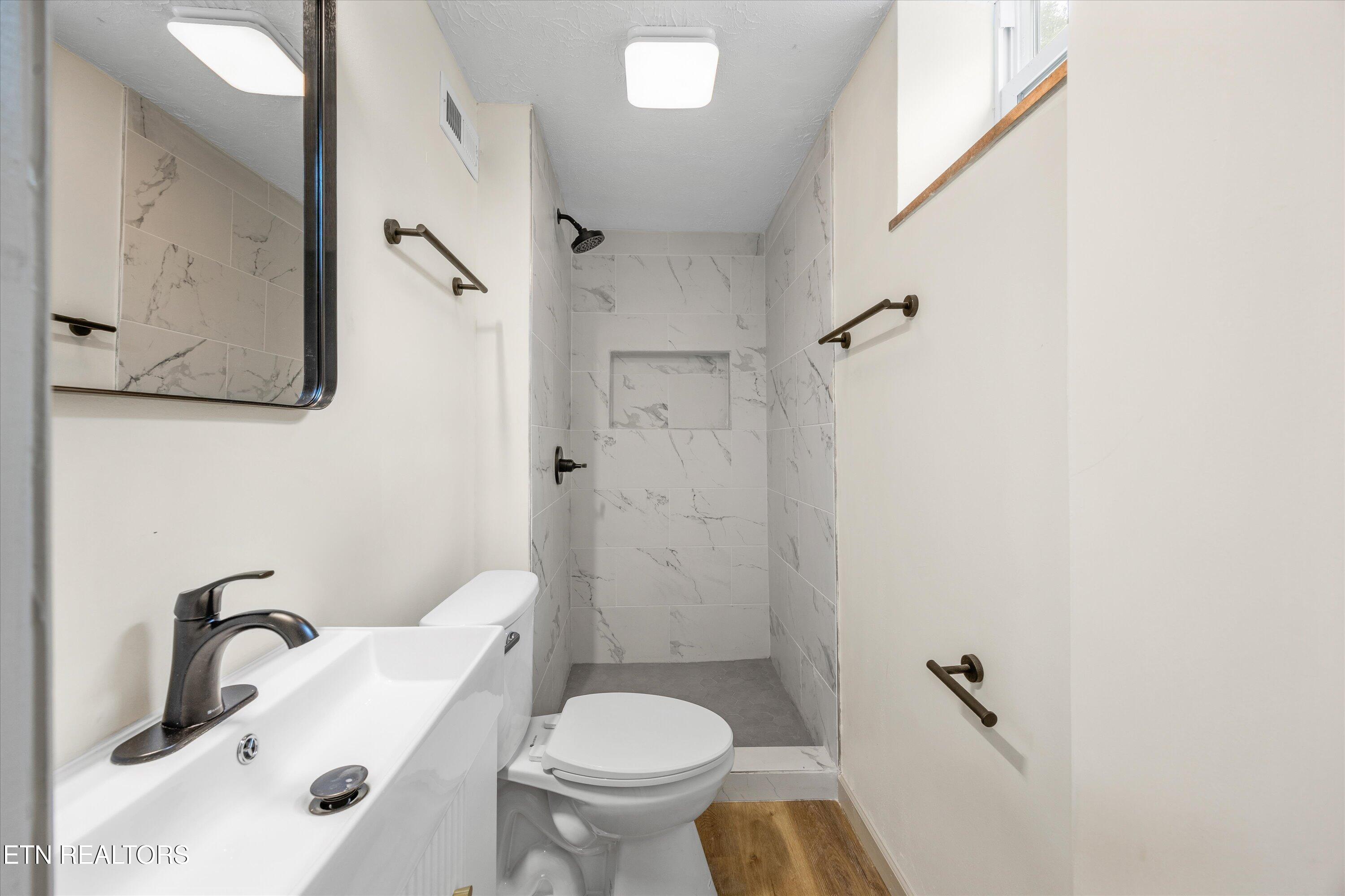 2145 Highland Road Maryville, TN 37801 - Photo 14 of 24 Bathroom #2