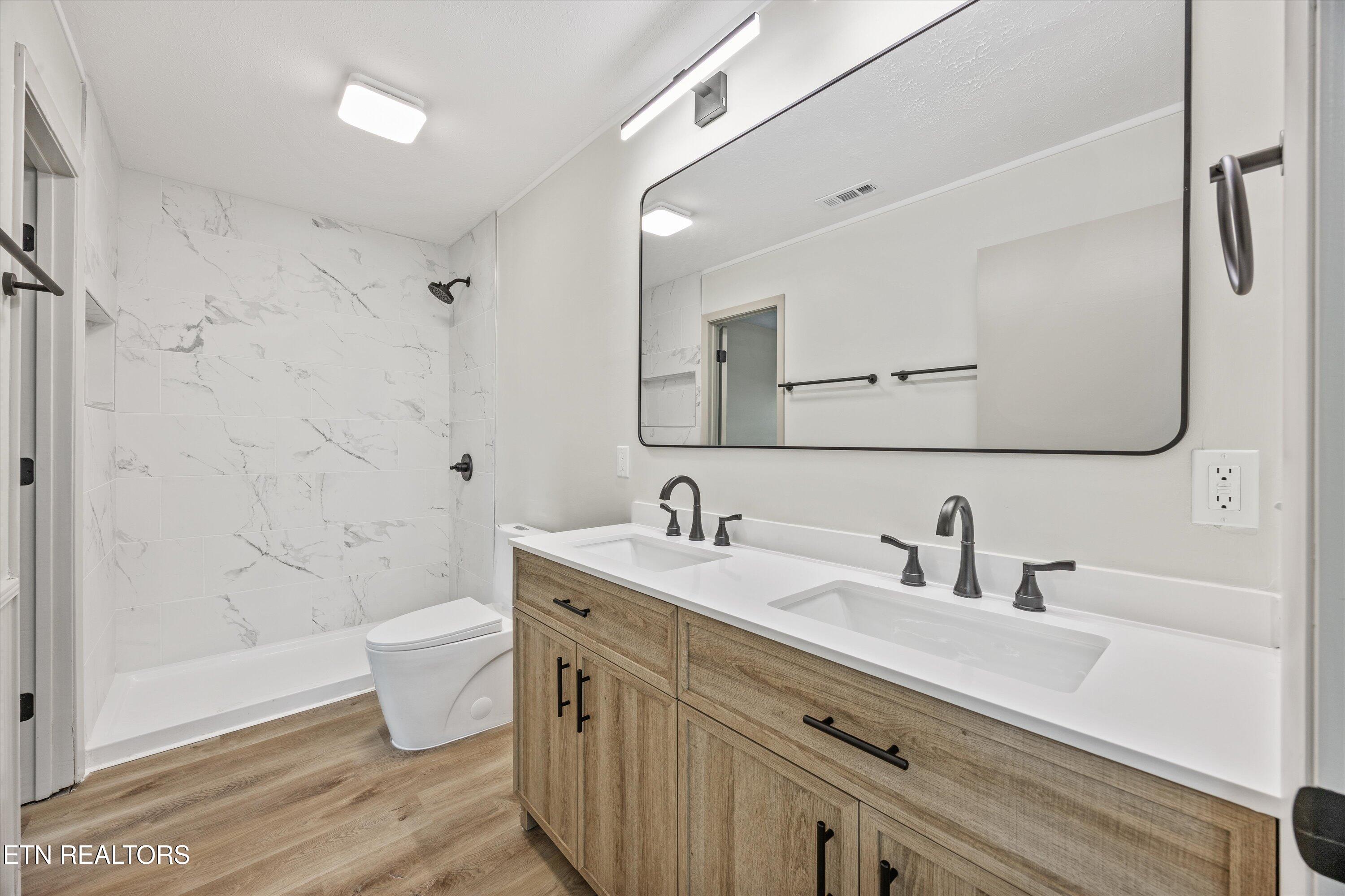 2145 Highland Road Maryville, TN 37801 - Photo 6 of 24 Master Bathroom