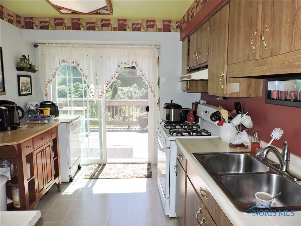 4558 Longfellow Road Sylvania, OH 43560 - Photo 5 of 20 Sunny Kitchen w/ Patio Doors!