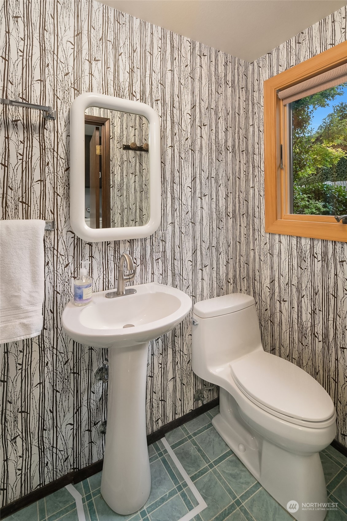 5300 Butterworth Road Mercer Island, WA 98040 - Photo 31 of 36 a bathroom with a toilet a sink and a mirror