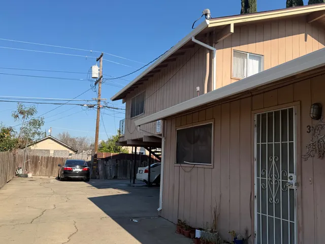 a view of a car park in front of house