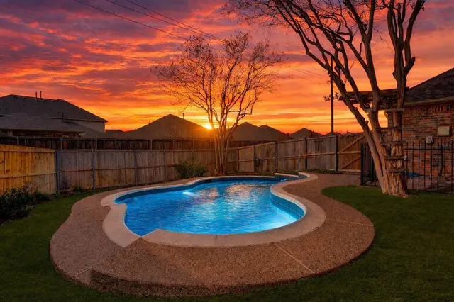 a view of a backyard with basketball court