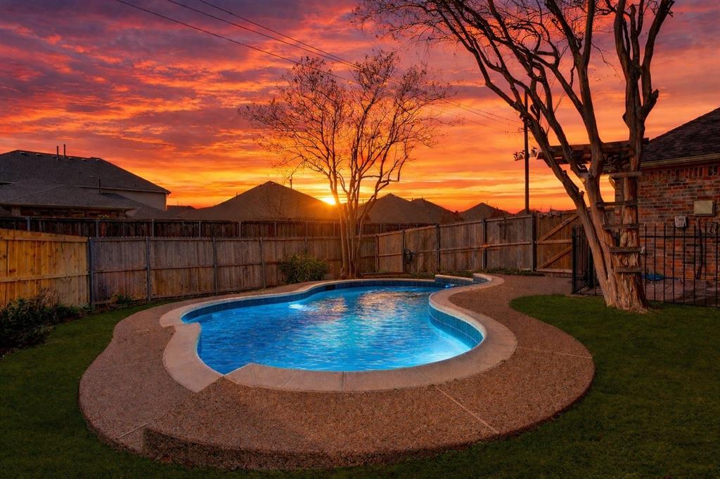 a view of a backyard with basketball court